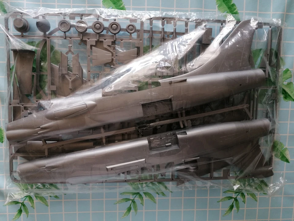 ESCI 1/48 VOUGHT F-8E CRUSADER ITEM N°SC-4011 - Immagine 3 di 4