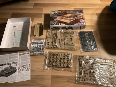 Tamiya 89566 Tiger 1 Late Version Commander and Crew Set 1:35 memorial Set