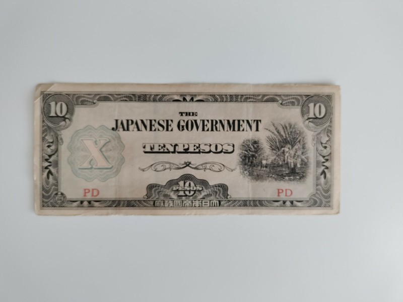 JAPANESE GOVERNMENT BANKNOTE 10 PESOS .USED LIGHT FOLD.NICE COLECTIBLES