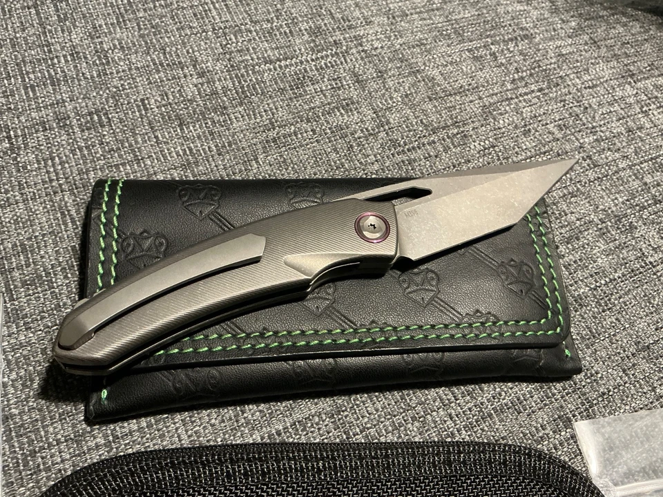 Paquete de vacaciones Poikilo Tero — Hoja M398 / Escalas de titanio fresado y artículos EOS Foto 3 de 4