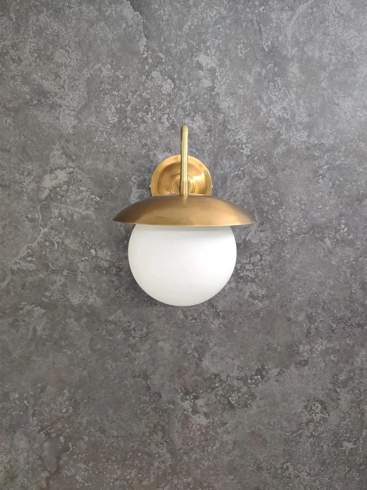 Aplique de pared de latón hecho a mano: luz de tocador moderna con vidrio blanco regalo de Navidad Foto 3 de 4