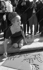 8b03-085 Debbie Reynolds puts hands feet in cement Chinese Theatre 8b03-085 8b03