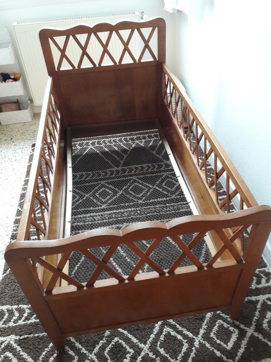 Lit bébé vintage en bois de chêne et rotin des