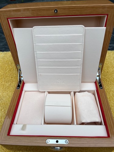 Omega presentation box in Polished Walnut Finish - Picture 3 of 7