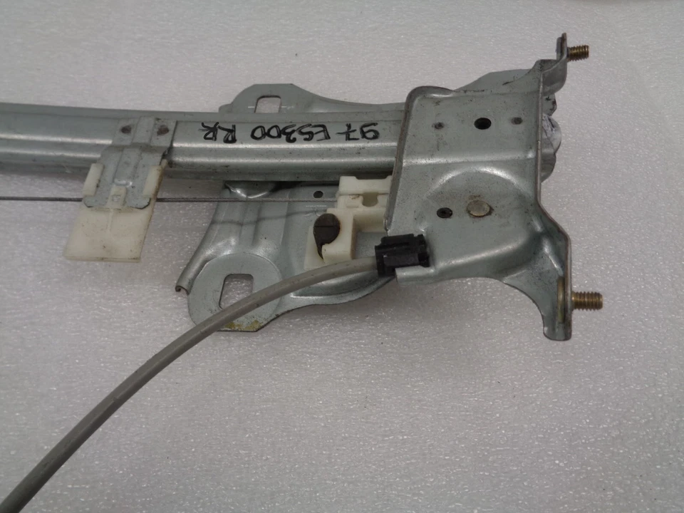 Двигатель регулятора заднего правостороннего пассажира 97-01 Lexus ES300 85720-33090 OEM KM50486 - Изображение 4 из 4