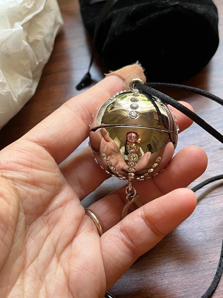 Colar de cristal batom globo Dior com bolsa - Imagem 3 de 4