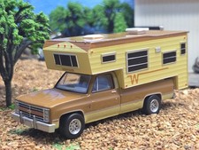 1:64 GreenLight WINNEBAGO Brown 1986 Chevy Silverado Slide-In Camper Cheverolet