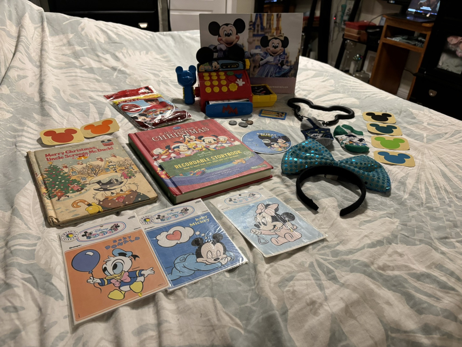 как выглядит Mickey Mouse Cash Register Other Fun Disney Items Included In This Purchase фото