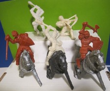 TIM MEE TOYS VINTAGE 5 KNIGHTS 3 HORSE 70MM PLASTIC TOY SOLDIERS