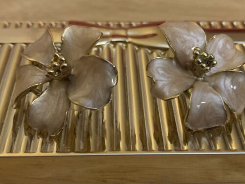 Vintage Flower Resin Earrings Pierced Lgt Yellow Beautiful Gold Flek In Middle - Picture 3 of 12