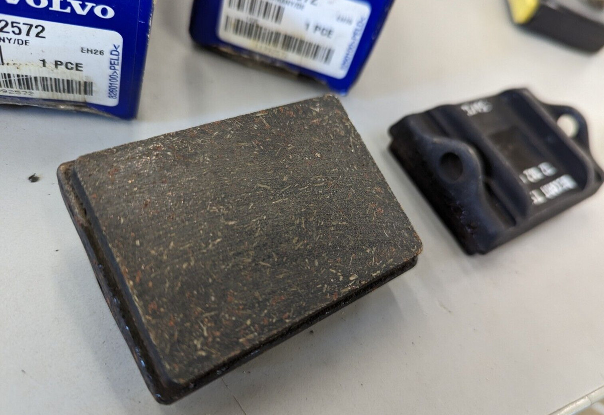 PAIR 2- VOE11992572 Volvo Brake Lining OEM 12 182 073 Becorit T530 