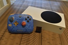 Imagen de XBOX Series S (512GB) Console w/ 1TB Seagate Card & 8BitDo Rare 40th Controller