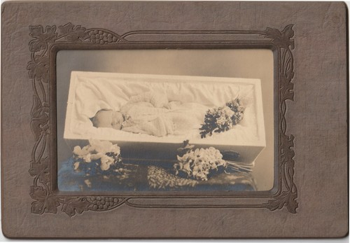 Antikes Kabinett Foto Post Mortem Säugling Baby Kind im Sarg mit Blumen