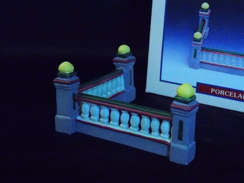 JUEGO DE PARED DE COLUMNAS DE PORCELANA DE COLECCIÓN DE PUEBLO DE NAVIDAD LEMAX DICKENS - Imagen 9 de 12