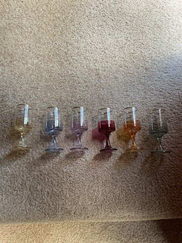 6 copas de vino pequeñas de colores coleccionables - Imagen 2 de 5