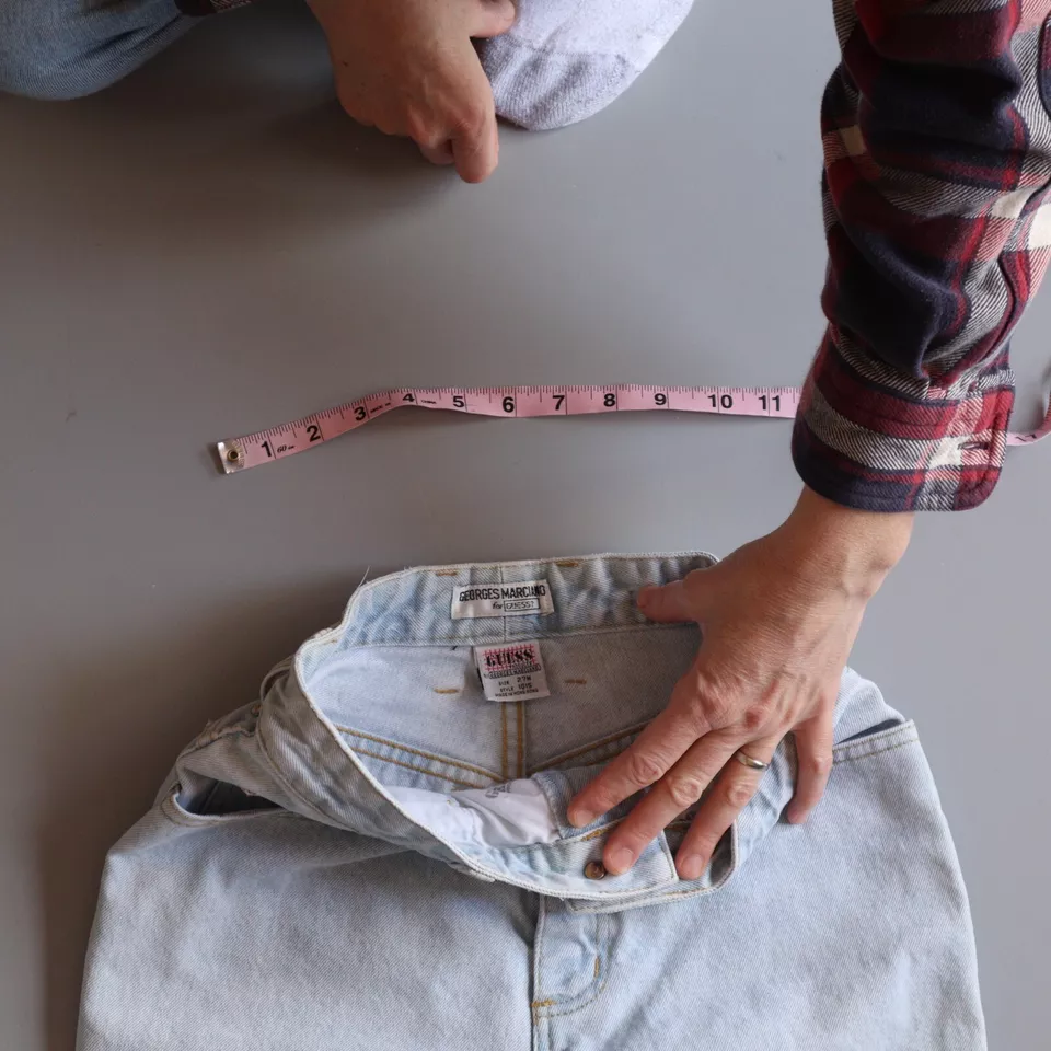 Vtg Guess High Waist Mom Jeans 27 Denim Measure 25 Ankle Zip 90s Light Wash - Image 3 of 4