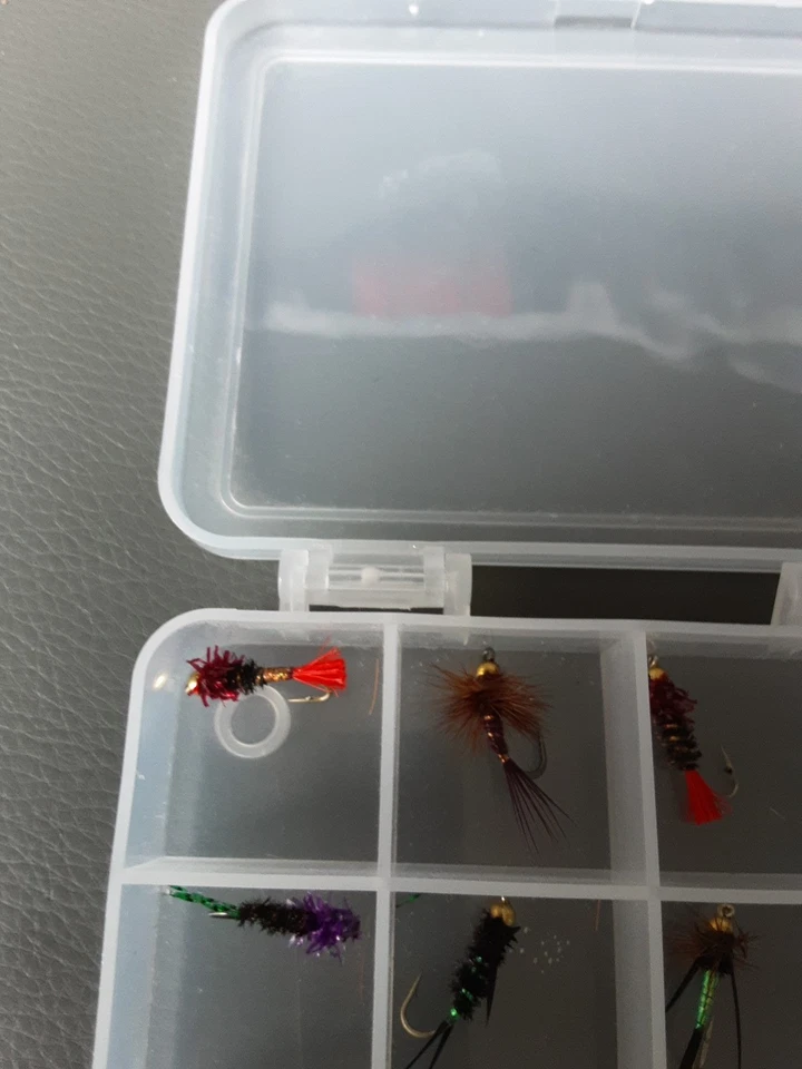 Fliegenfischen: 12 Handgebundene Fliegen/Nymphen mit Box - Bild 3 von 4