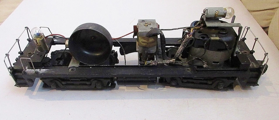 LIONEL #622/6220 NW2 DIESEL SWITCHER COMPLETE POWER FRAME,W/ BELL ASSEMBLY - Image 2 of 4
