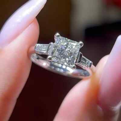Drei Steine 2,98 TCW Prinzessin Moissanit Verlobungsring 14K Weißgold vergoldet