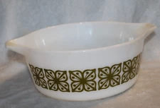 PYREX Green Verde Pattern Ovenware Bowl 2.5 QT  Vintage