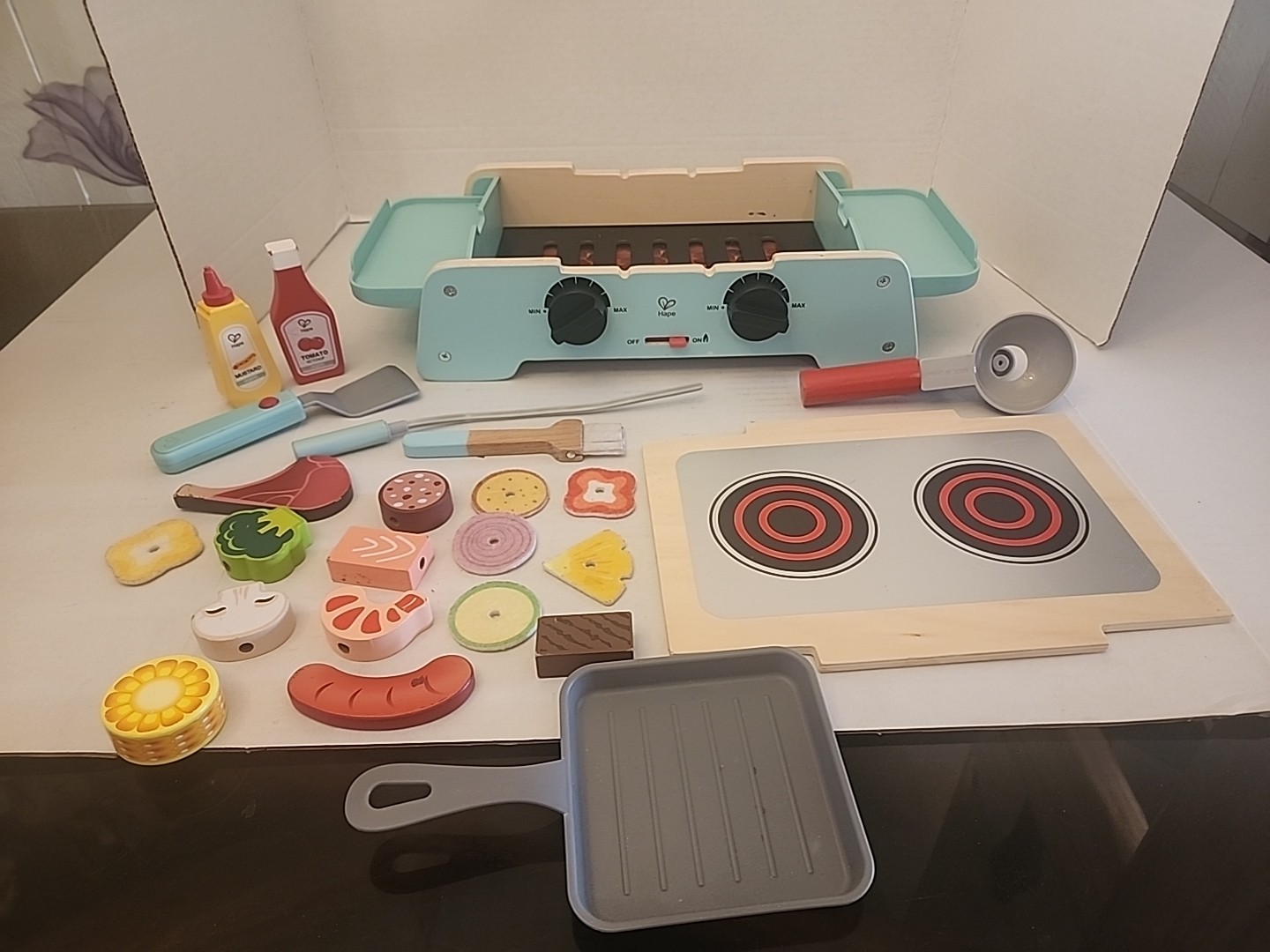 Hape Grill / Stove Has All The Accessories Shown In Pictures