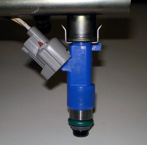 HKS Top Feed High Impedance 545cc Fuel Injector for 2003-2008 Nissan 350Z/370Z Foto 3 de 3