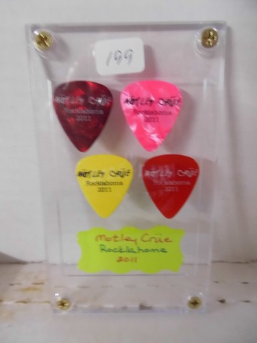 MOTLEY CRUE 4 GUITAR PICKS/CASE~2011 ROCKLAHOMA TOUR (#199)