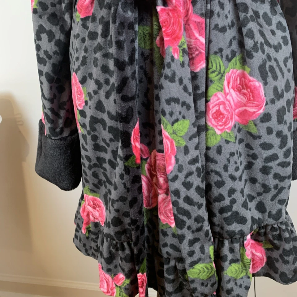 Bata Betsey Johnson Rosa Rosas Estampado Leopardo Mediana Piel Chal Cuello Volantes Foto 4 de 4