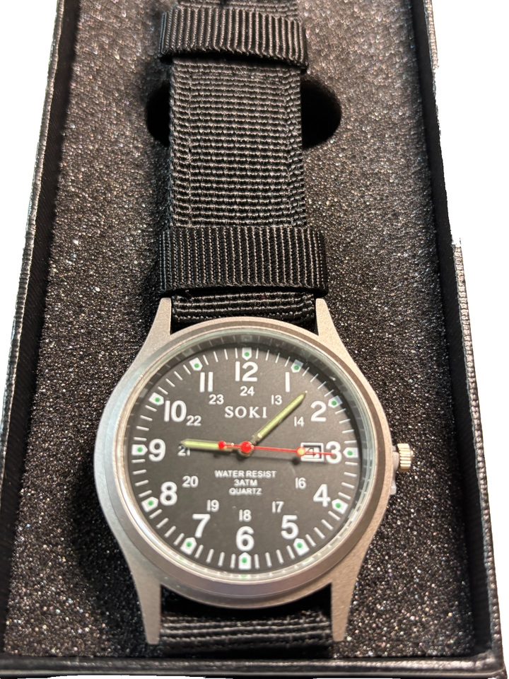 Soki belle montre à quartz pour homme fond noir bracelet marron en toile dateur