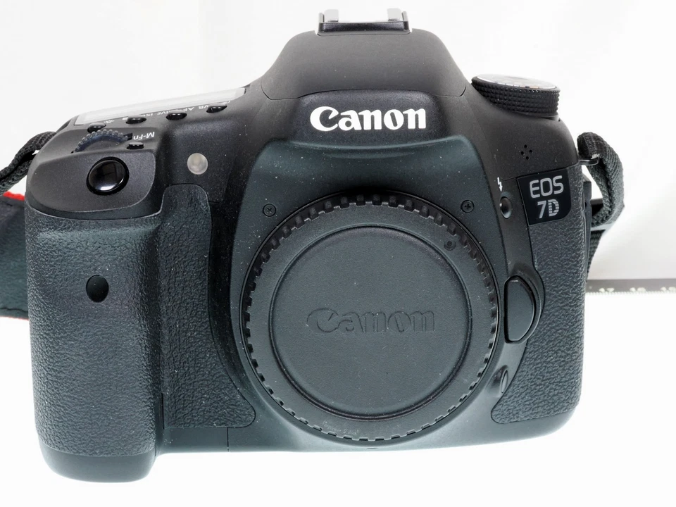 Canon EOS 7D 18.0MP DSLR ABSOLUTELY MINT CONDITION 2,465 SHUTTER COUNT!!!!! 64GB - Image 2 of 4