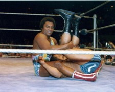 CARLOS COLON VS JOHNNY RODZ  WRESTLER  8 X 10 WRESTLING PHOTO WWWF NWA