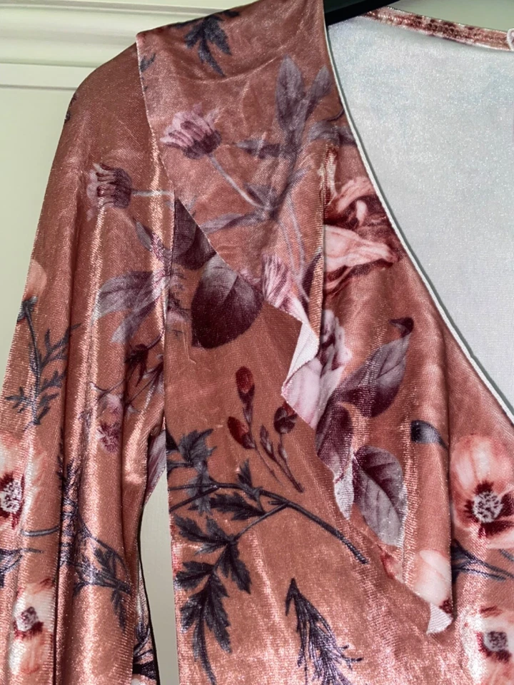 Mono Floral Estilo Terciopelo BOOHOO Talla 8 Rosa Volantes Detalle Envoltura Cuello en V Foto 4 de 4