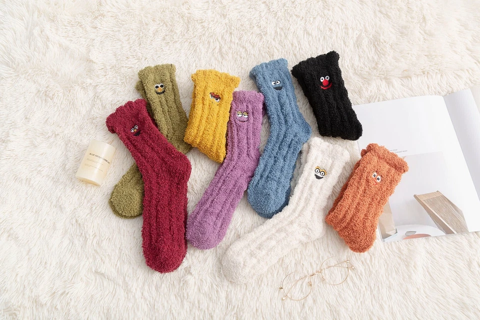 Mujeres Coral Terciopelo Calcetines Dibujos Animados Bordados Invierno Cálido Esponjoso Acogedor Niña Calcetín Foto 4 de 4