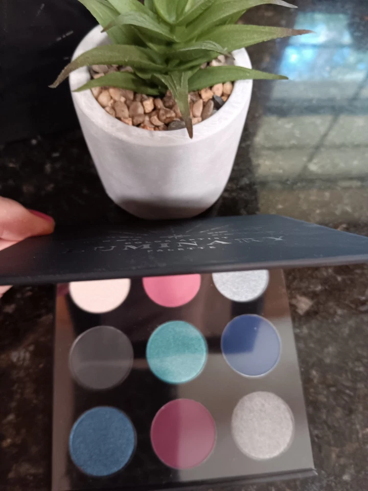 Nuevo en caja Color Me Beautiful Color Artist Luminary Palette 9 sombras de ojos Foto 2 de 4