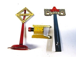 (2) EARLY AMERICAN FLYER RAILROAD SIGNALS AND TRACK BUMPER