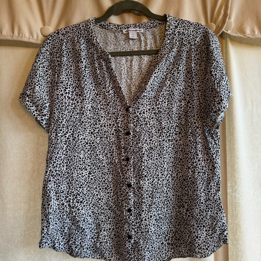 Amazon Essentials Women’s Blouse Size M Leopard Print V-Neck Button Front Top