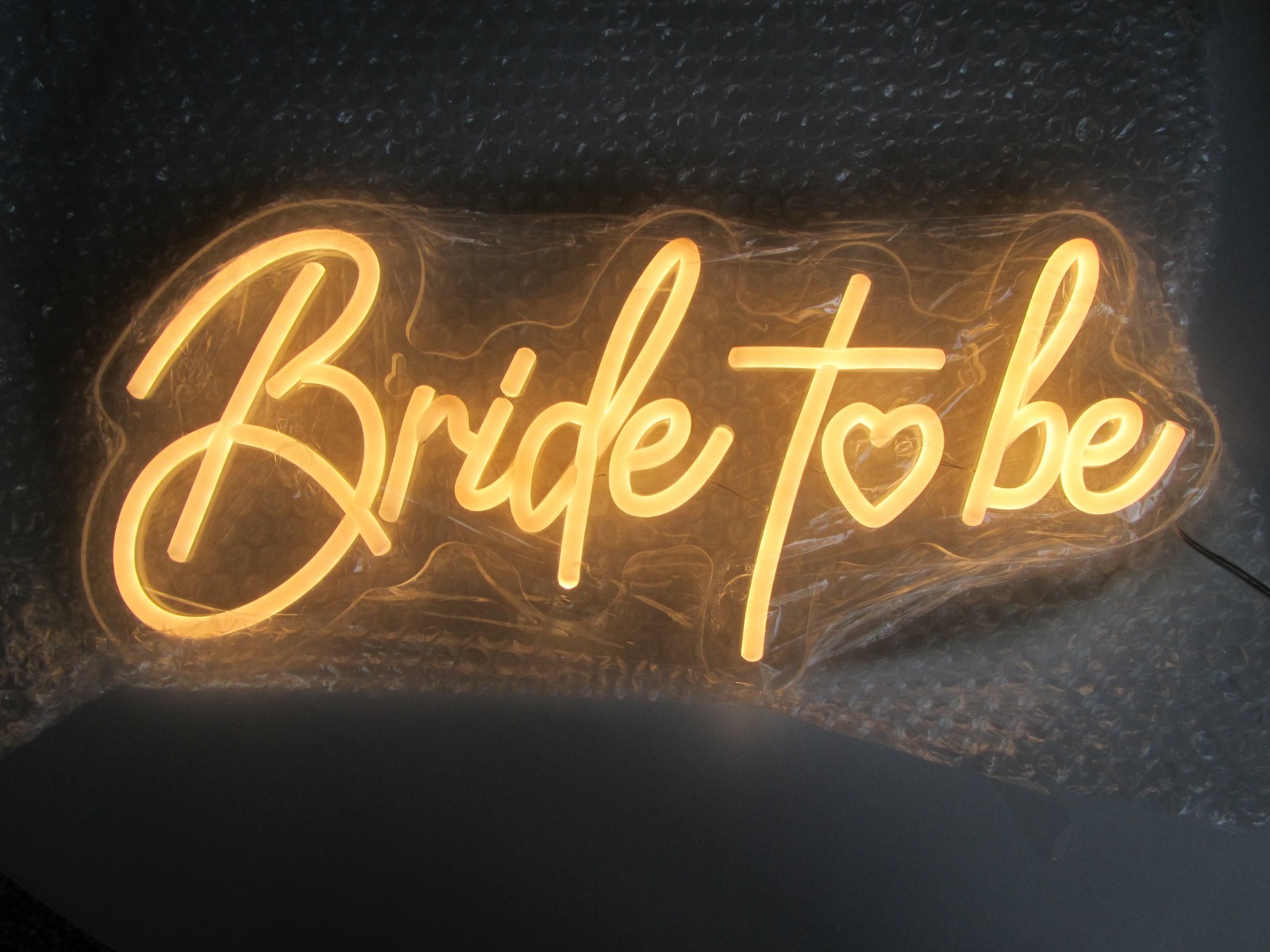 Néon lumineux Bride to Be blanc chaud pour déco murale de mariage chic
