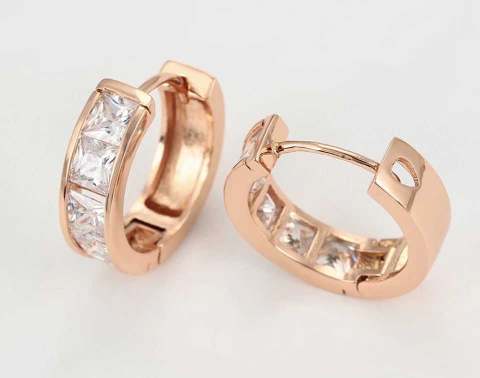 Pendientes de aro Huggie de circonita cúbica de oro rosa con circonita cúbica Foto 3 de 3