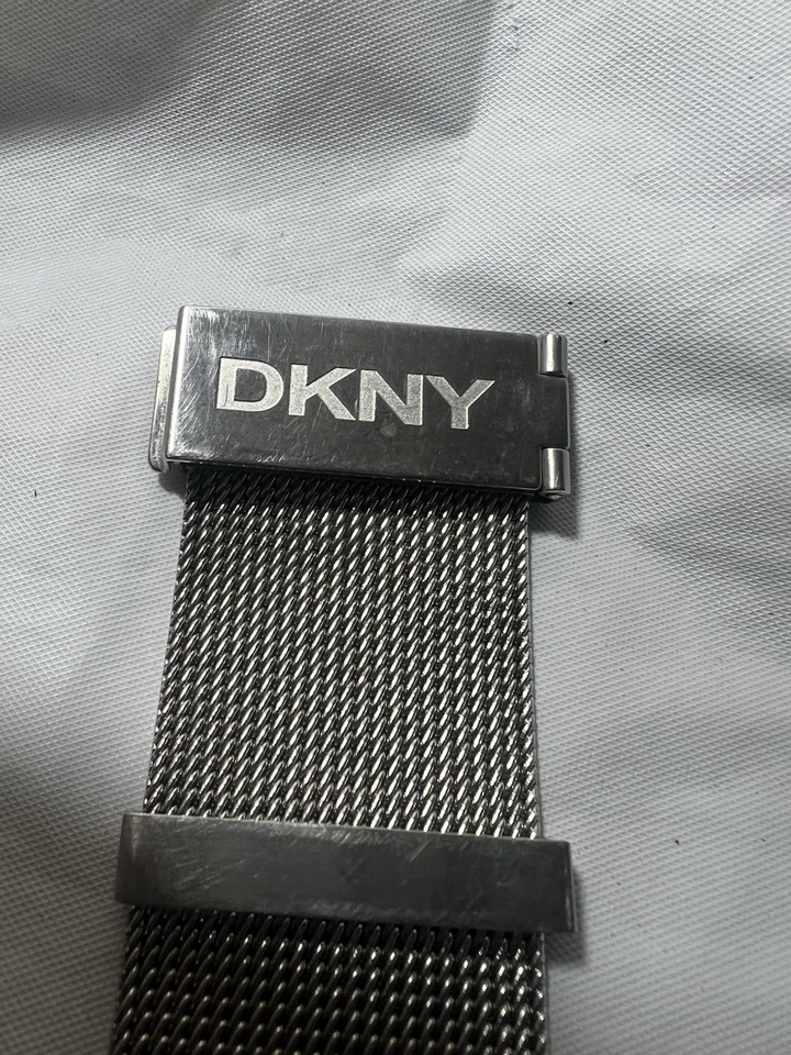 DKNY classic, all stainless steel,NY-4018,3 ATM, unisex watch,very Clean,30mm Ca - Image 4 of 4