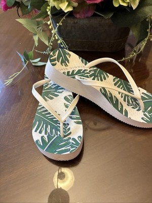 Vionics Beach Women s Flip Flops Size 8W Green & White With Leaf Print