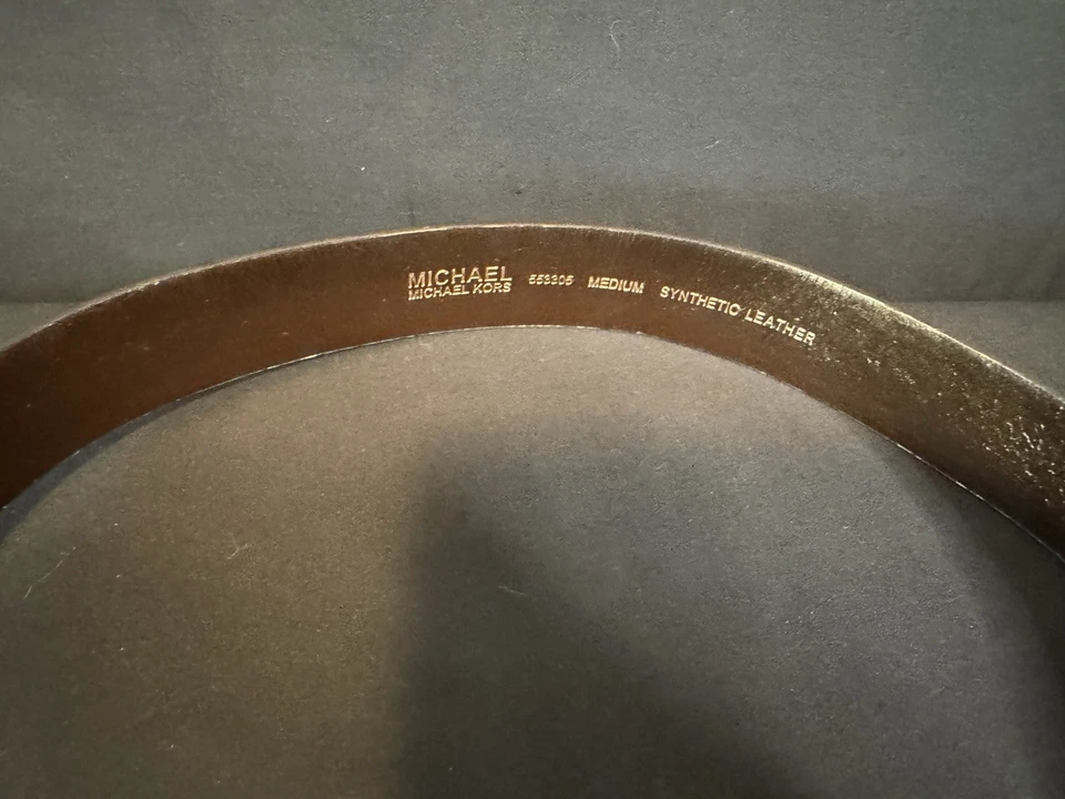 CINTURÓN MICHAEL KORS CHOCOLATE LOGO MK CON ENCANTO MK HEBILLA DORADA TALLA Med NUEVO CON ETIQUETAS. Foto 3 de 4