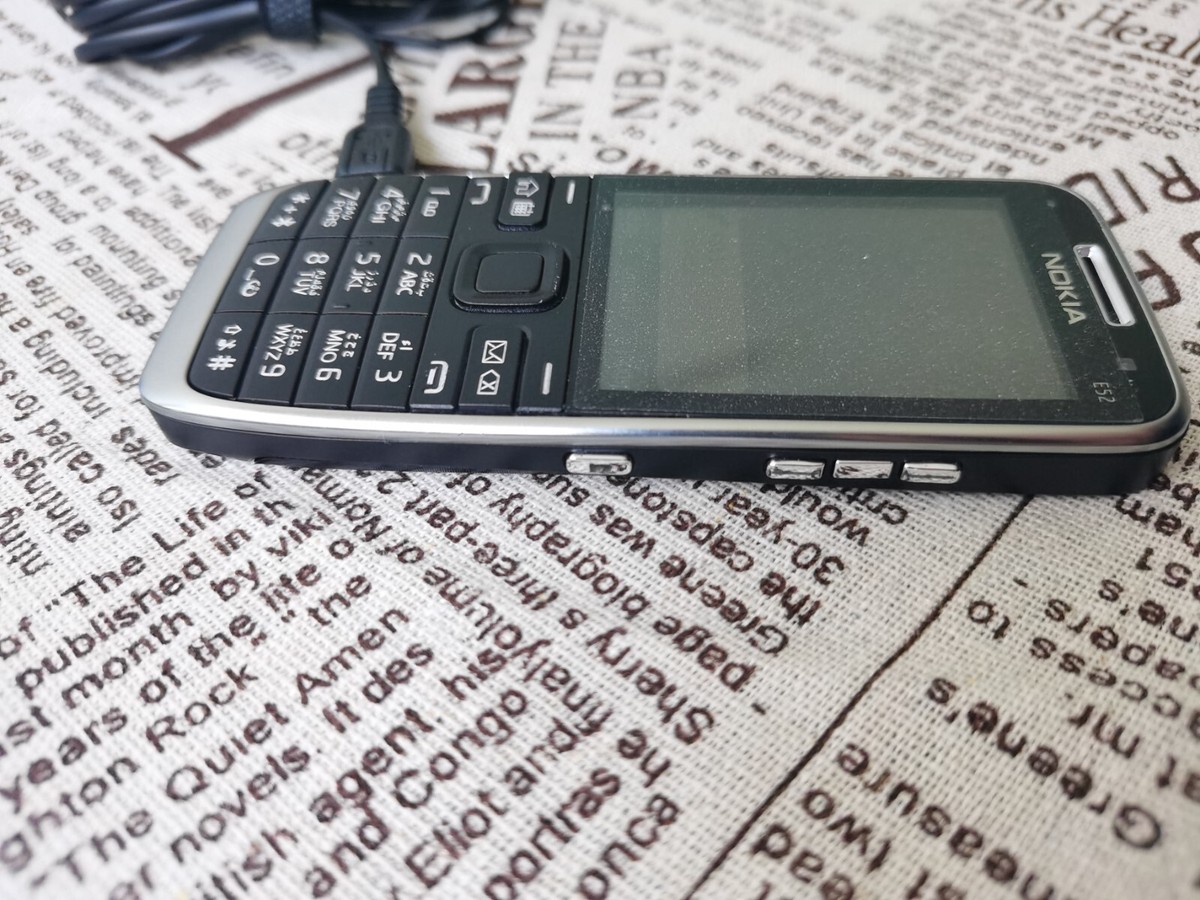 携帯電話本体 Nokia E52 Nokia E52 Classic Retro Phone - All Colours Unlocked