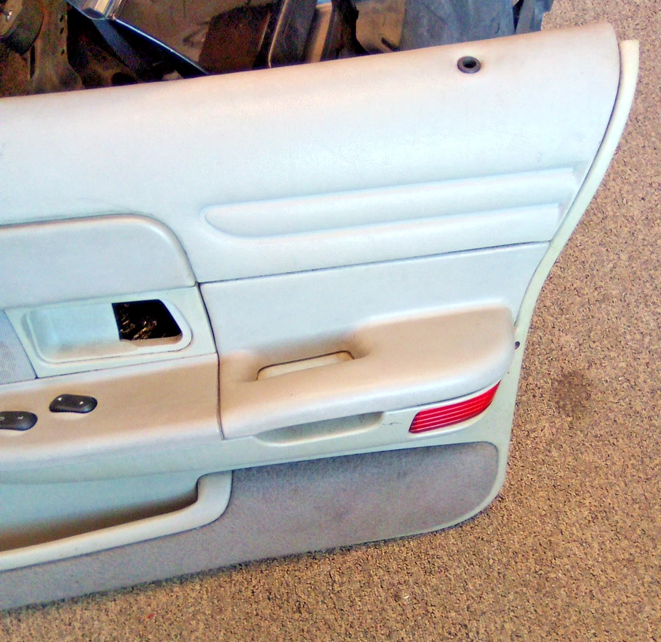 Panel de puerta delantera derecha Grand Marquis/Corwn Vic Victoria 2000 DG Foto 4 de 4