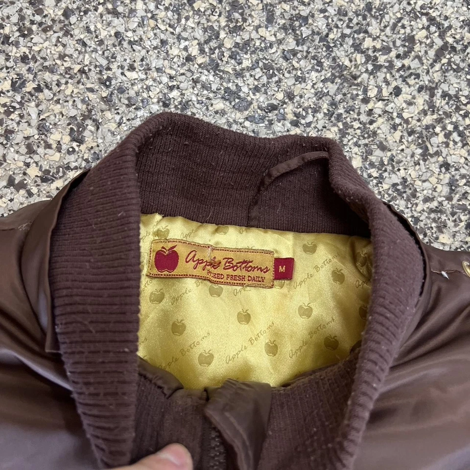 Chaqueta acolchada marrón con parte inferior de manzana para mujer Y2K letras doradas talla mediana Foto 4 de 4