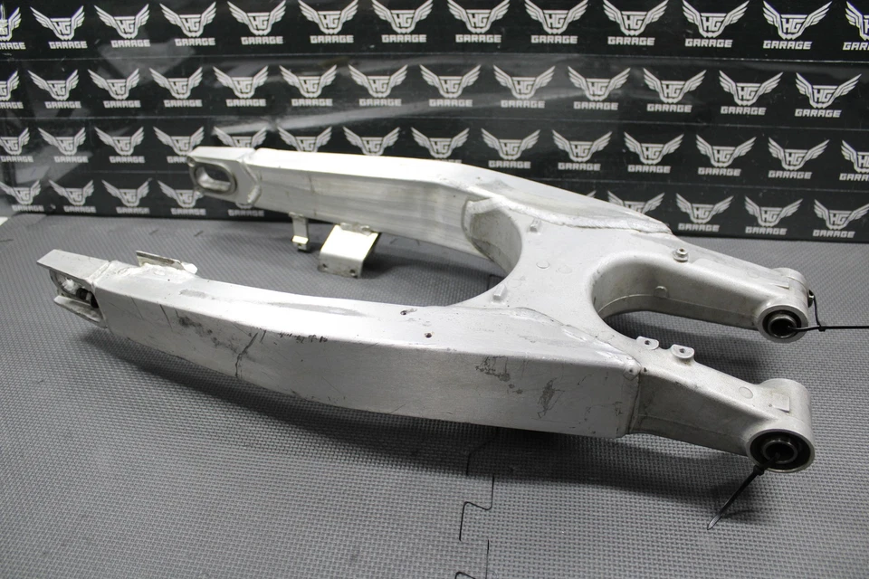 2000 2001 HONDA CR125R CR250R FABRICANTE DE EQUIPAMENTO ORIGINAL BRAÇO OSCILANTE SUSPENSÃO BRAÇO OSCILANTE PRECISA DE REPARO - Imagem 2 de 4