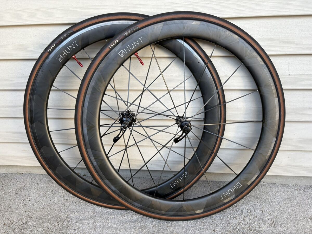 HUNT Aero Carbon Tubeless Wheelset w/S-Works 28mm tires HUNT Aero Carbon Tubeless Wheelset w/S-Works 28mm tires