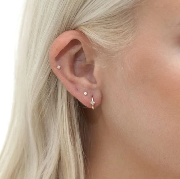 Pendientes Huggie de Plata 925, Diseño de Trébol, Mini Aro, Rosa, Blanco, Amarillo Plisado Foto 3 de 4