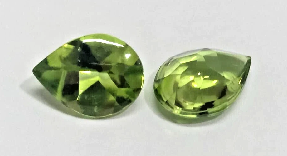 3.27Cts Deluxe Natural Green Peridot Pear Shape 9x7mm Matching Pair - Image 2 of 3