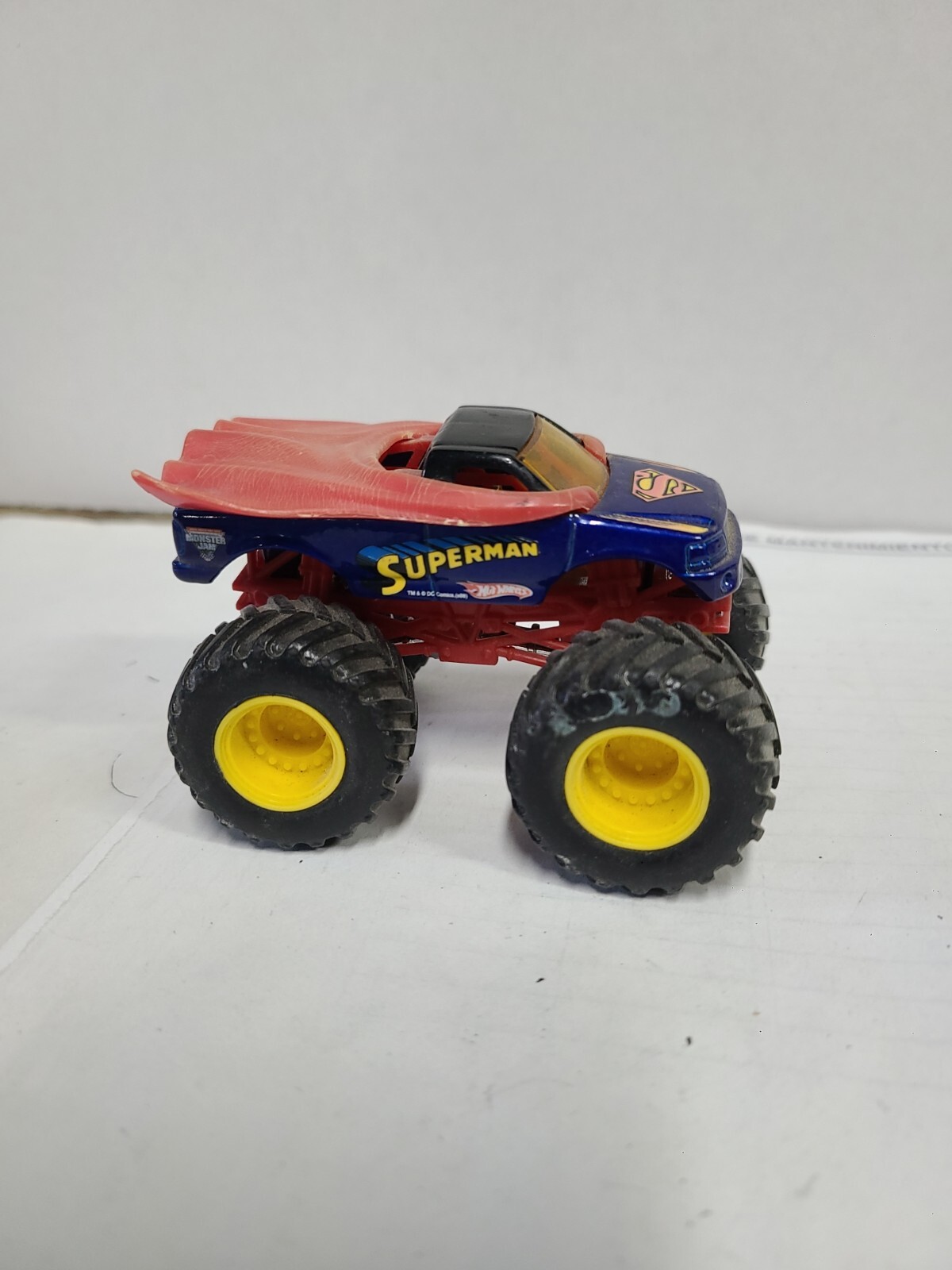 Monster Jam SUPERMAN Yellow Rims Hot Wheels 1:64 DC Comics 746775117252 ...