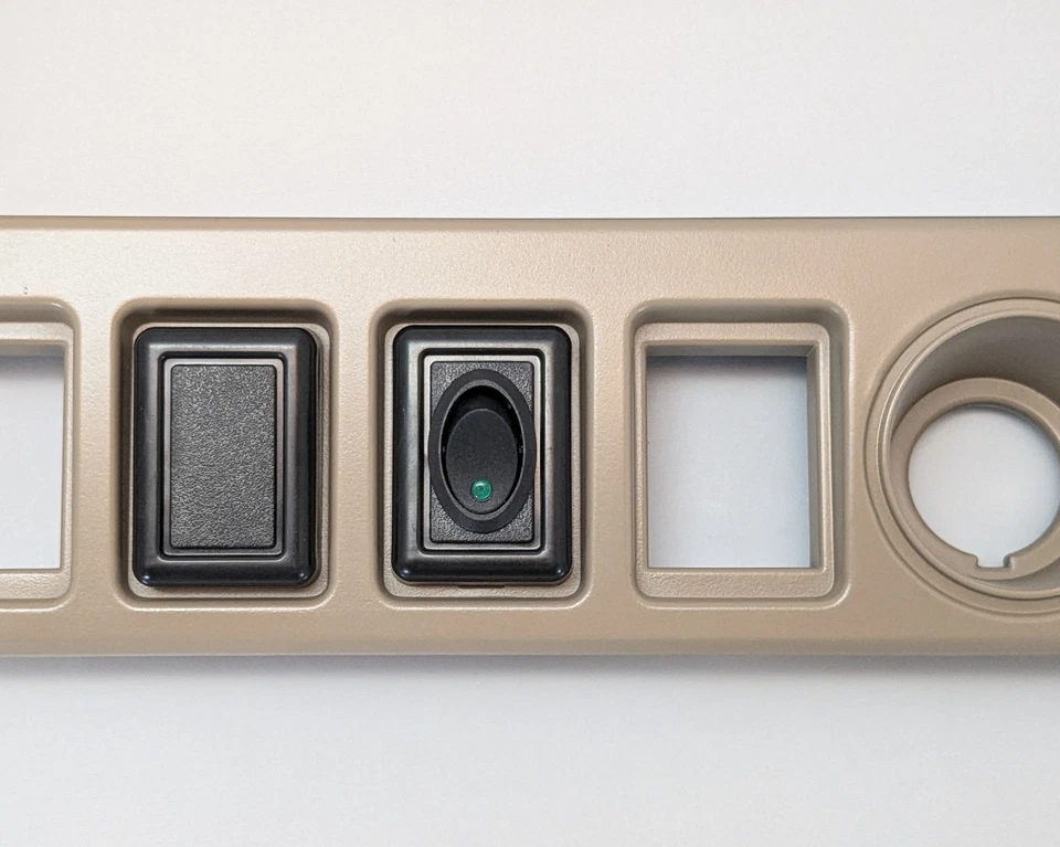 Tampa de furo para interruptor de moldura FJ60 Toyota Land Cruiser - Imagem 4 de 4